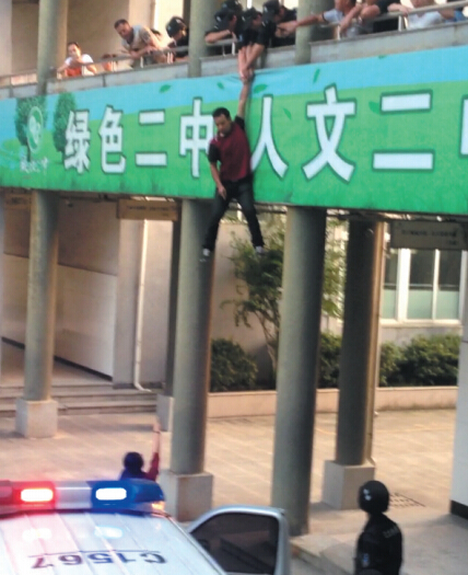 圖為胡某跳樓求見(jiàn)校長(zhǎng)現(xiàn)場(chǎng)