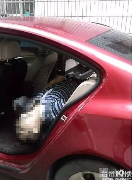 車主打開車門發(fā)現(xiàn)車?yán)锬凶邮w 已略微發(fā)臭