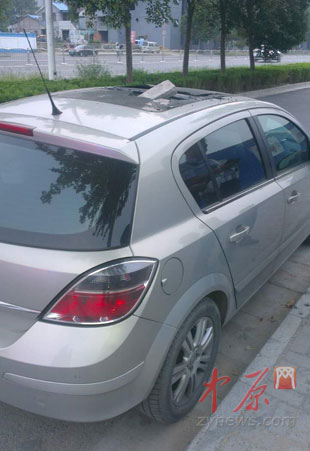 汽車天窗玻璃遭板磚襲擊