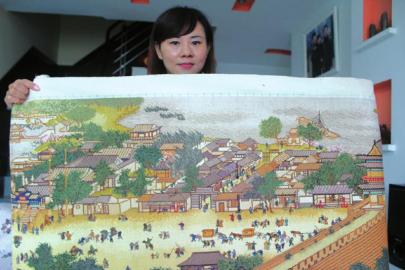 李蓮瓊展示十字繡正面
