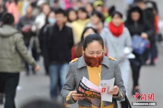 2014年11月30日,在山西太原一處國家公務(wù)員考試考點(diǎn),考生們有序進(jìn)入考場(chǎng)