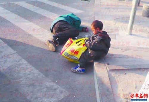 3歲男童路邊照顧醉酒父親2小時(shí)不許行人譴責(zé)(圖)