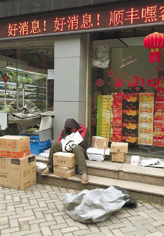 快遞小哥春節(jié)工作量翻2倍 因勞累坐臺(tái)階上睡著