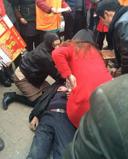 兩個(gè)姑娘跪地救助