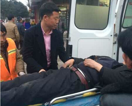 老人被送到救護(hù)車