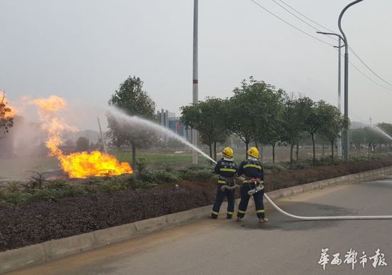 20���������쌎�����h�����(zh��n)�l(f��)����Ȼ��ܵ���ը�����й©ȼ��ȼ���γ�20���׸ߵĻ������°l(f��)������?sh��)������������F(xi��n)��������������{�����ɞ鮔?sh��)ذ�����ȼ��ܵ���������������ض��^�߶�����ܵ���ը������δ����ˆT������