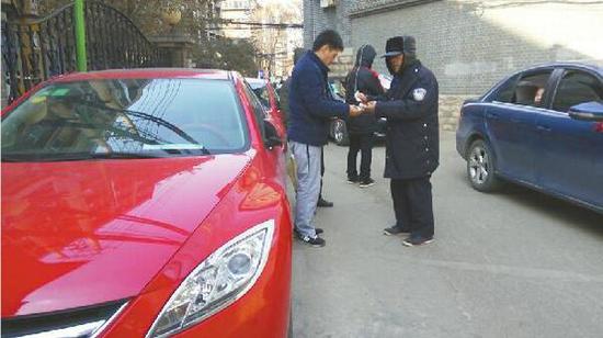 濟(jì)南一街道停1小時30元 停車員穿
