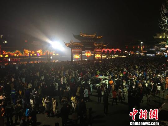 夫子廟上燈兩天賞燈客超五十萬元宵夜冷雨難擋游興