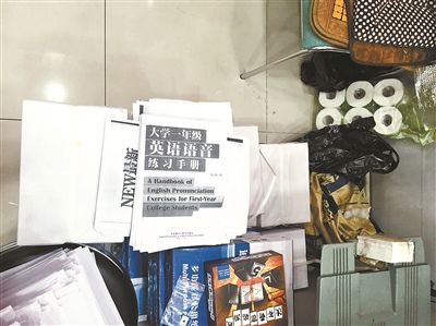 復(fù)印店正在批量趕制外語類的復(fù)印教材