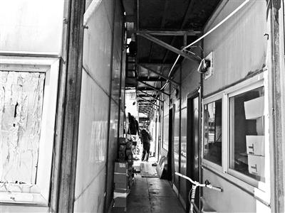 北京多處地鐵臨建房變臉出租 不到20平米月租上千