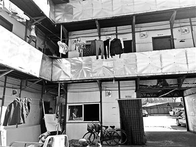 北京多處地鐵臨建房變臉出租 不到20平米月租上千