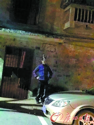 16歲少年因?yàn)闊o聊戴紙皮面具在街上嚇人