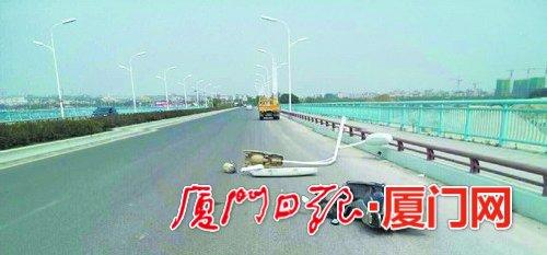 廈門一采砂船刮倒路燈砸中騎車男子 已送醫(yī)救治
