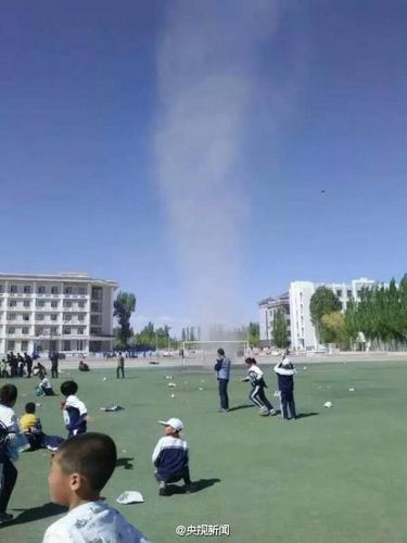 甘肅一小學突發(fā)龍卷風一學生被卷起摔傷(組圖)