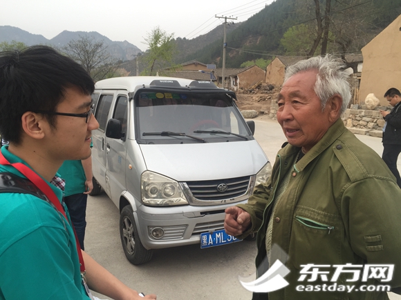 駱駝灣村唐榮斌夫婦接待各地趕來的網(wǎng)絡媒體