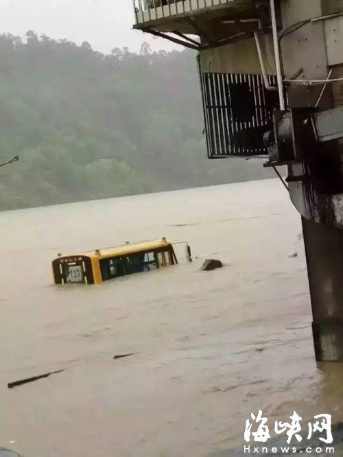 順昌城區(qū)一輛中巴車被困積水中