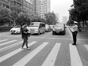 記者斑馬線上采訪“文明禮讓” 回程路上被撞飛