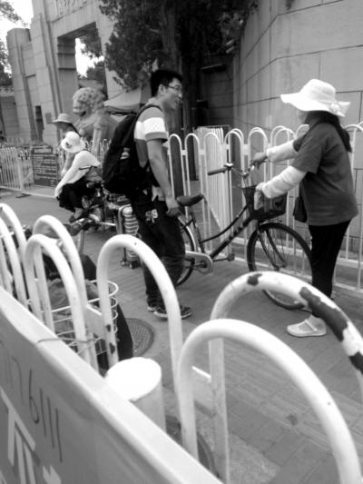 清華大學(xué)禁游人參觀 商販校門前20元租單車游園