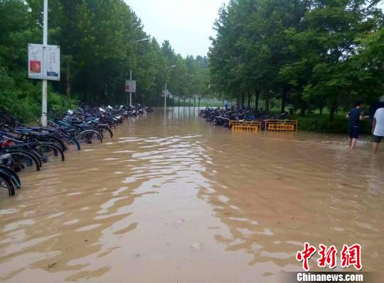 �D����ώ�����W(xu��)У�@��(n��i)·�ηeˮ��(y��n)��������С�� �z