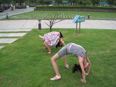 幫同學(xué)練下腰致傷殘