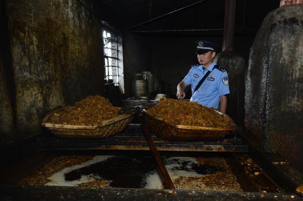 昆明一地溝油作坊被端 查出成品油60桶黑豬血3噸