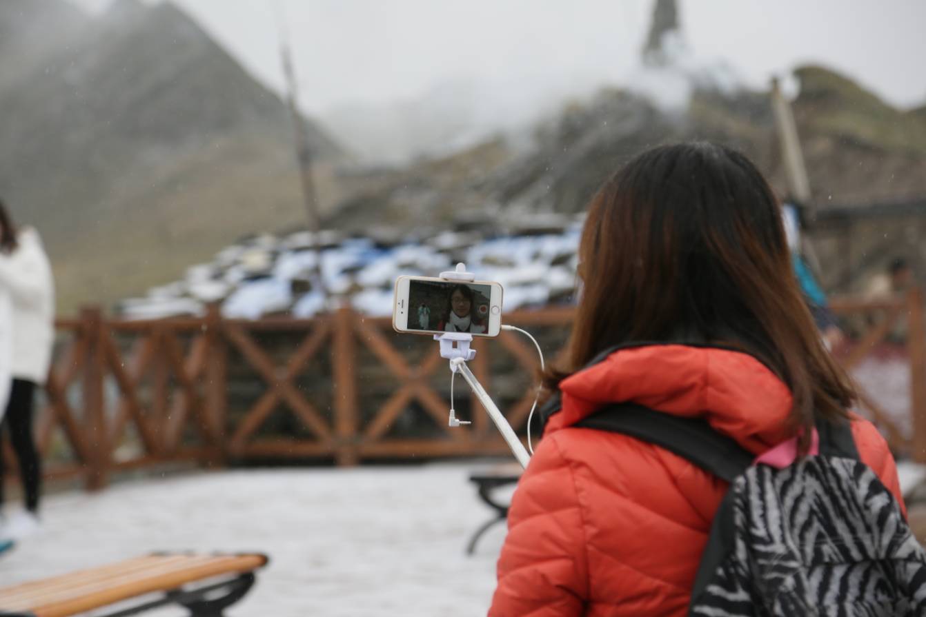 走過方知遠(yuǎn)征難 網(wǎng)媒爬雪山