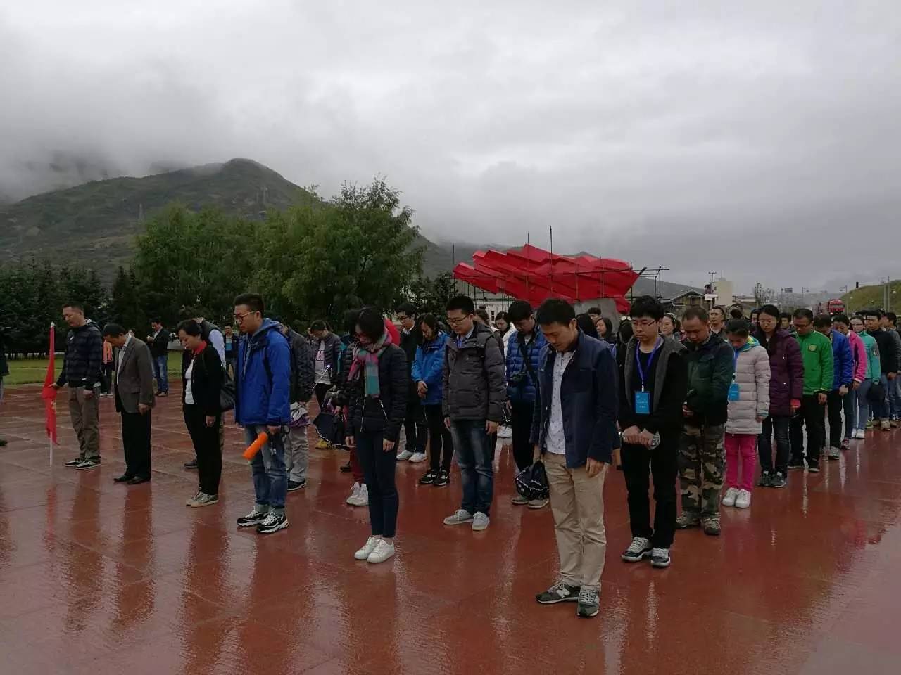 走過方知遠(yuǎn)征難 網(wǎng)媒爬雪山