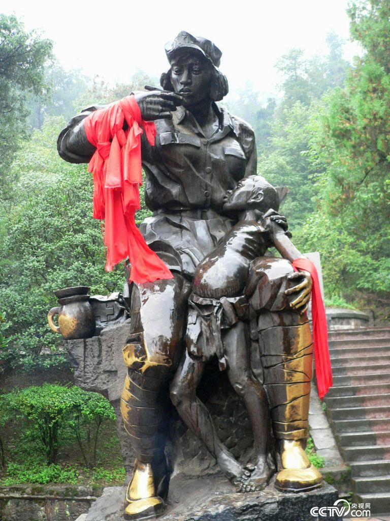 遵義紅軍墳前的“紅軍菩薩”小紅 遵義紅軍墳前的“紅軍菩薩”小紅