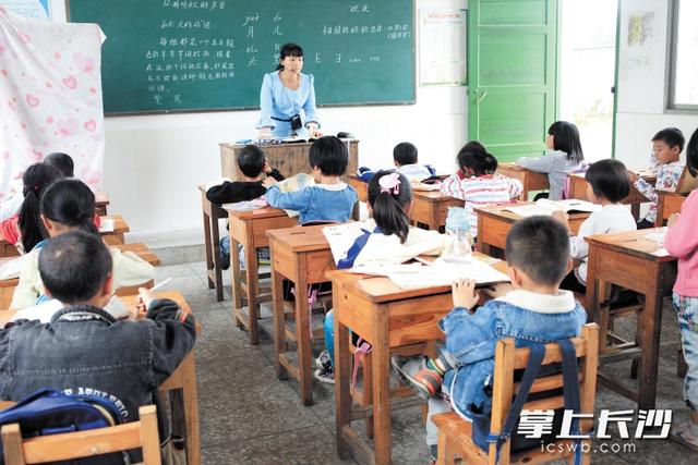 湖南“麻雀小學(xué)”:孩子在 學(xué)校就在 湖南“麻雀小學(xué)”:孩子在 學(xué)校就在