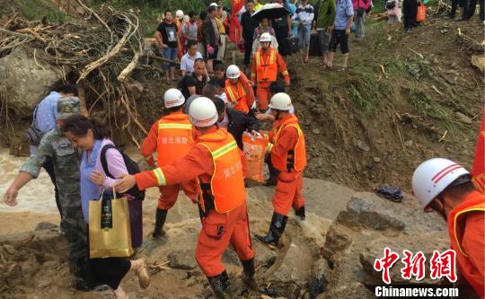 湖北五峰暴雨致40名游客被困消防緊急救援(圖)