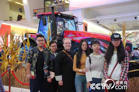 【“砥礪奮進的五年”成就展】中國速度圈粉外國留學生:中國那么大 我想去看看