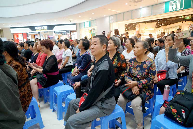 參加網(wǎng)絡(luò)安全進(jìn)社區(qū)活動的群眾