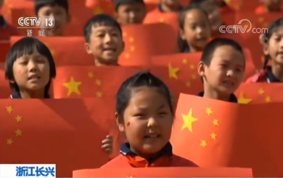 萬人繪制國旗 共同歌唱祖國