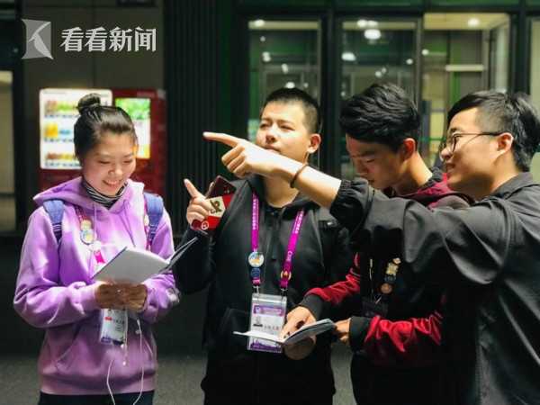 上海健康醫(yī)學院志愿者在研究地圖