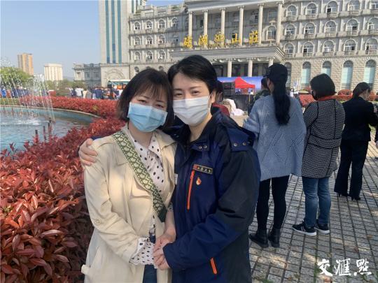 圖右為左靖芳