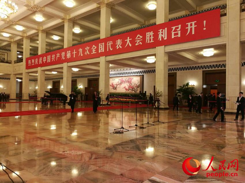最后一場黨代表通道即將開啟,記者各就各位(人民網(wǎng)記者 章斐然攝)