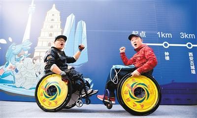 兩名輪椅選手用手“丈量”西馬 目標(biāo)是跑遍全國(guó)