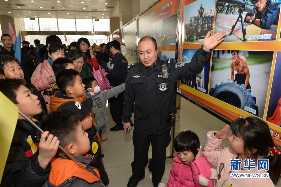 天津:特警隊員家屬進警營 零距離體驗特警生活